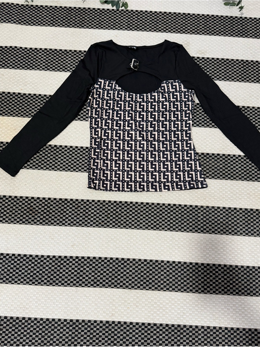 chic Black & White Geometric Cutout Long Sleeve Top
